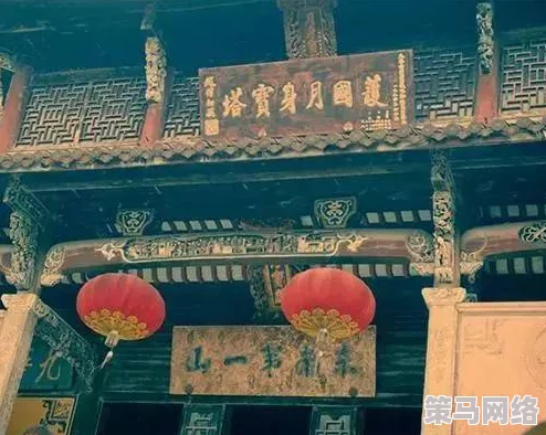 佛前抬高点给我生个孩子，信徒们纷纷祈愿求子，寺庙内香火鼎盛热闹非凡，感受传统文化的魅力与希望